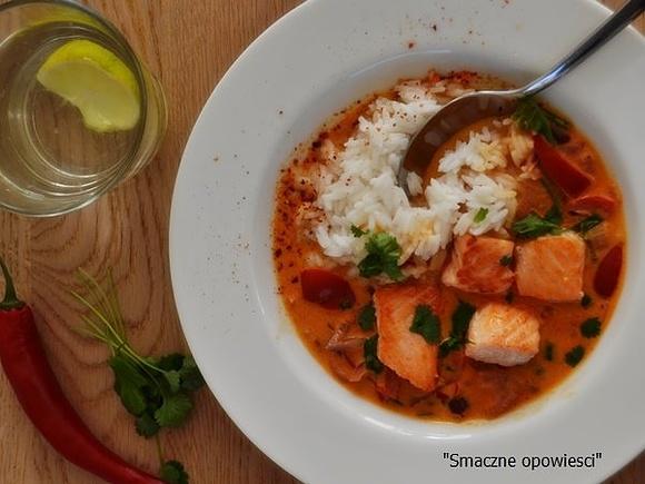 Łosoś w curry z czerwoną papryką i szpinakiem