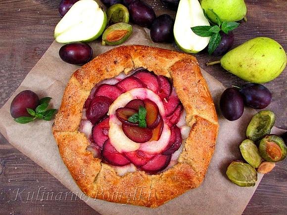 Daktylowa tarta z gruszkami i śliwkami