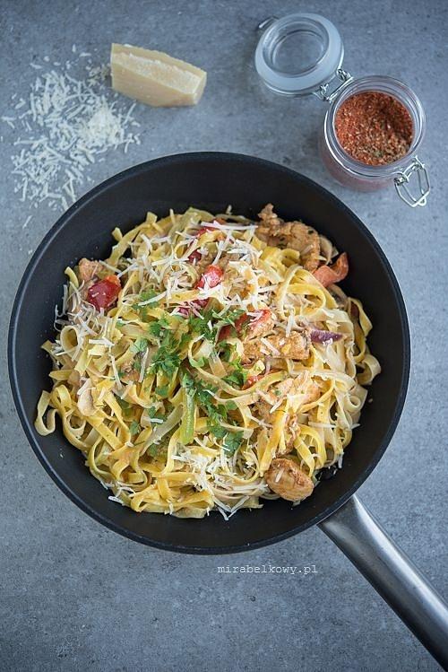 Makaron z kurczakiem i papryką w stylu cajun
