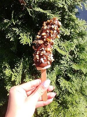 Lody bananowe w polewie czekoladowej z orzechami