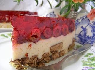 Deser jogurtowy bananowy na zimno z wiśniami na herbatnikach