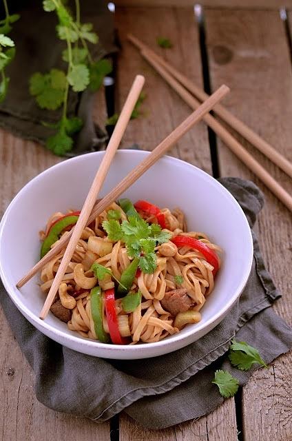 Chow mein z wieprzowiną i orzechami