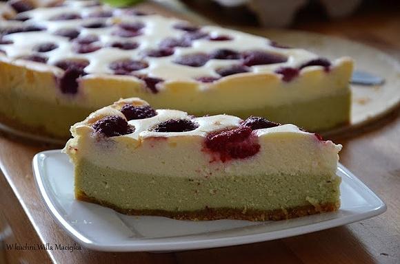 Sernik z herbatą matcha i malinami