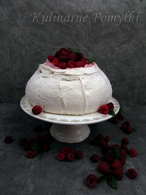 Pavlova z hibiskusowym kremem i malinami
