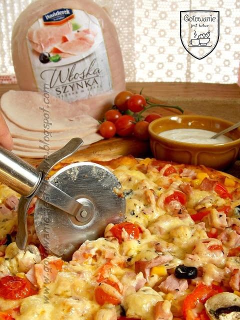 Pizza z szynką włoską na kamieniu