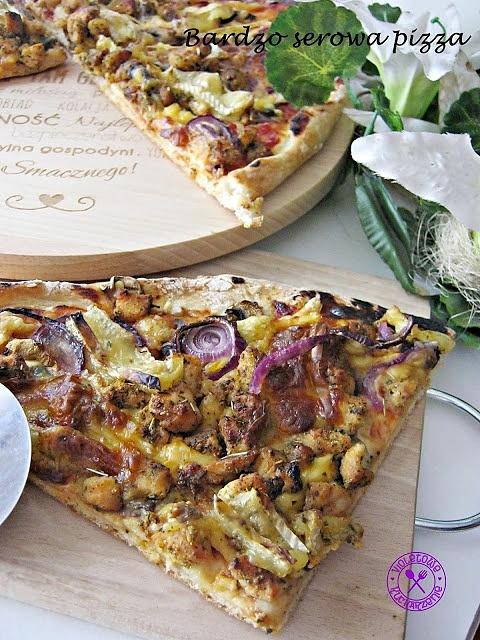 Serowa pizza z różnorodnymi serami i czerwono cebulą
