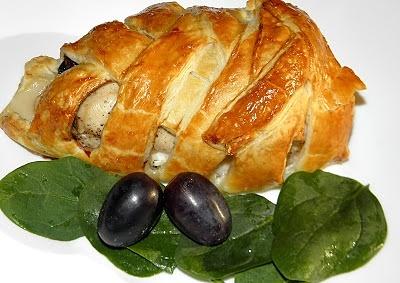 Kurczak faszerowany mozzarellą, bazylią i suszonymi pomidorami w cieście francuskim