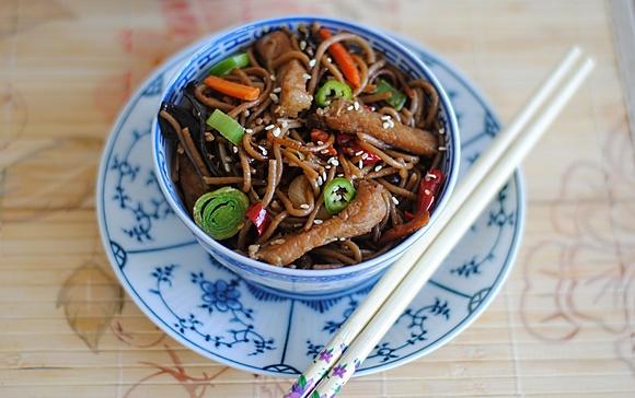 Makaron soba z wieprzowiną
