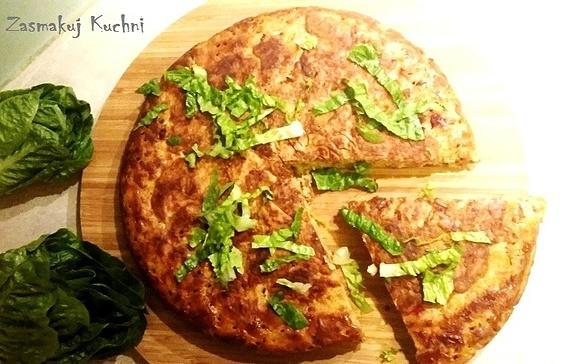 Omlet z kiełbasą, cebulą i papryką