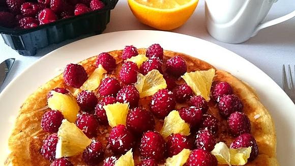 Puszysty omlet z malinami, miodem i pomarańczą