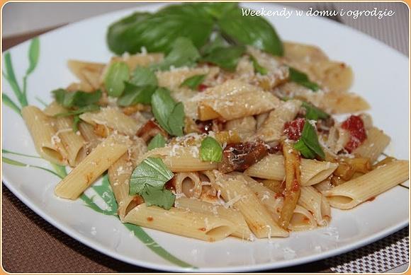 Penne z sosem pomidorowym fasolką i borowikami