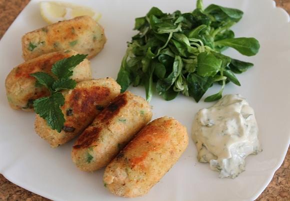 Łososiowe krokieciki z ziemniakami i sałatką z roszponki