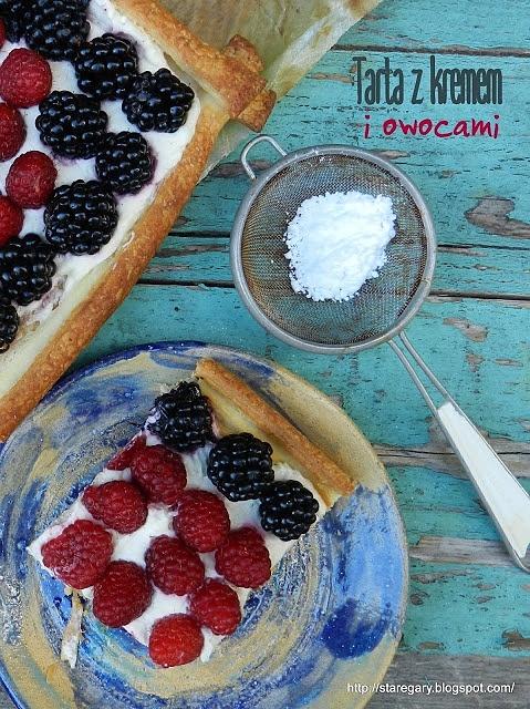 Tarta z kremem waniliowym, malinami i jeżynami