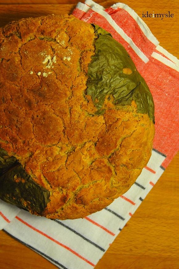 Drożdżowy chleb żytni z ostropestem na liściu chrzanu