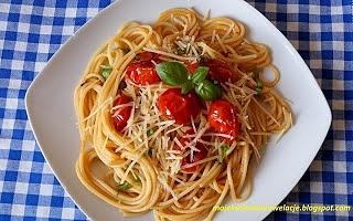 Spaghetti z pomidorami i czosnkiem