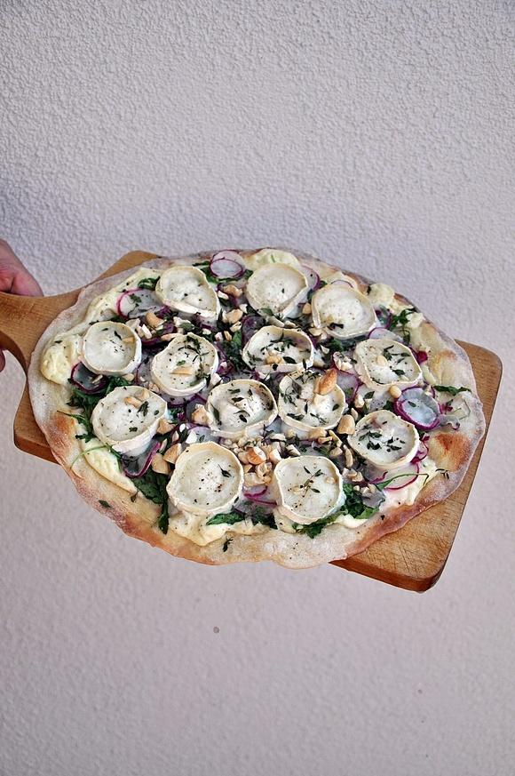 Pizza z rzodkiewką kozim serem rukolą i tymiankiem