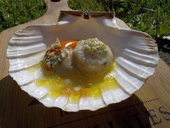 Przegrzebki zapiekane w maśle czosnkowo-koperkowym