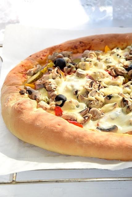 Pizza z serowymi brzegami