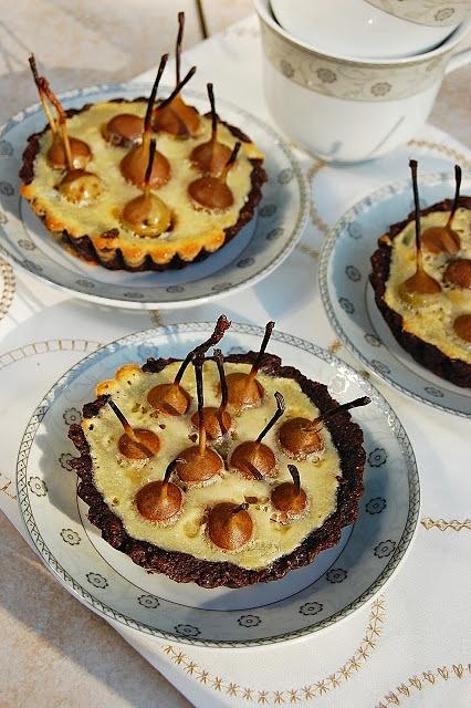 Tarta czekoladowa z dzikimi gruszkami nadziewanymi miętą