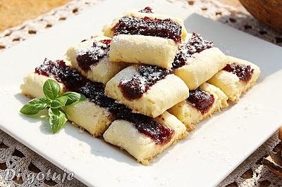 Kruche ciasteczka kokosowe z marmoladą różań