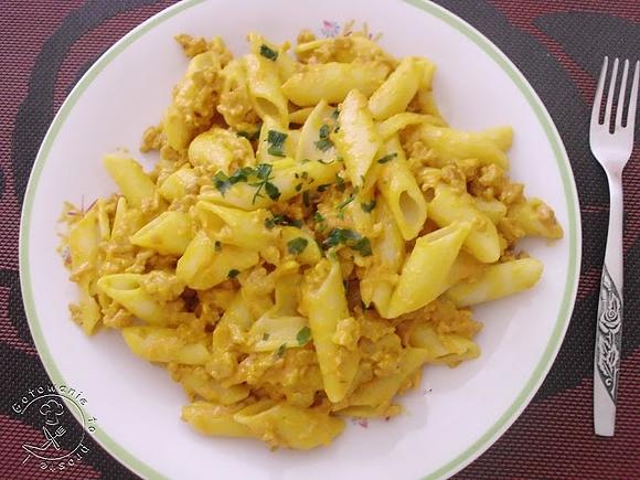 Makaron z sosem mięsnym i warzywami