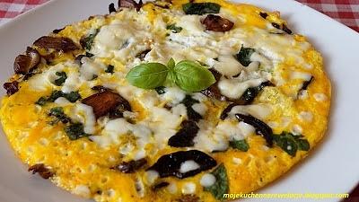Omlet z grzybami i mozzarellą - przepis na sezonowe śniadanie