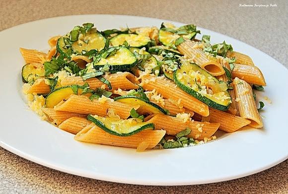 Pełnoziarniste penne z cukinią