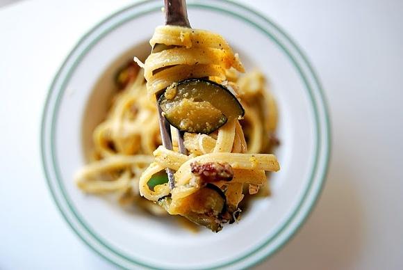 Makaron alla carbonara z cukinią