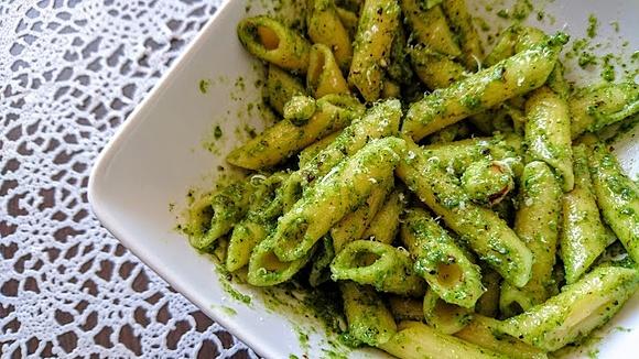 Pietruszkowe pesto z orzechami laskowymi