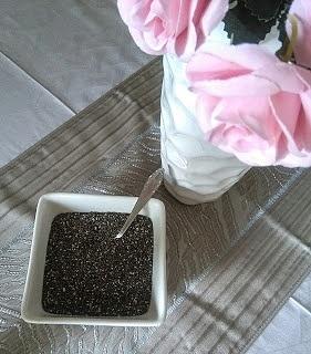 Pudding z nasion chia z musem truskawkowym