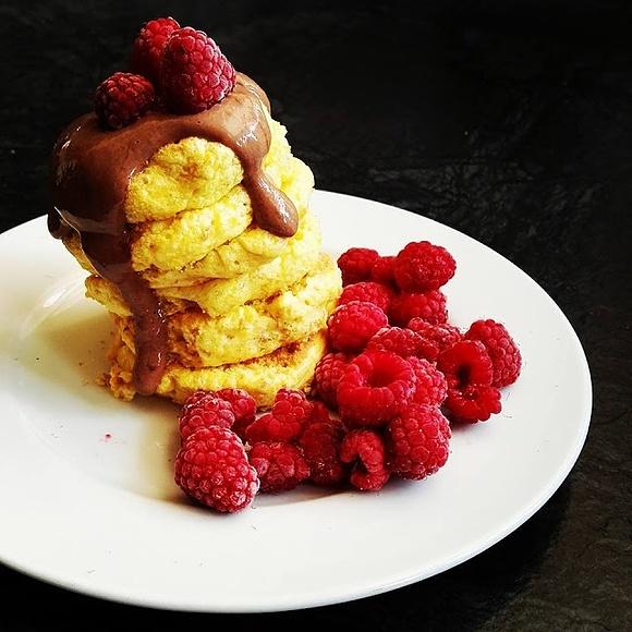 Kokosowe pancakes bez mąki z polewą mlecznej czekolady