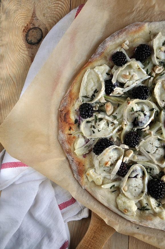 Pizza z jeżynami, fenkułem, kozim serem i tymiankiem