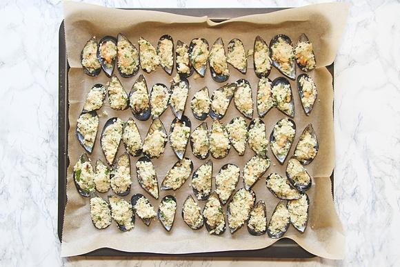 Cozze gratinate zapiekane omułki z czosnkiem i natką pietruszki