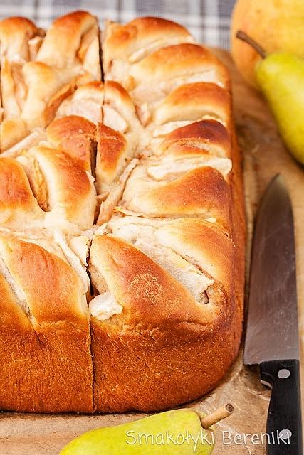 Ciasto drożdżowe z cynamonem i gruszką