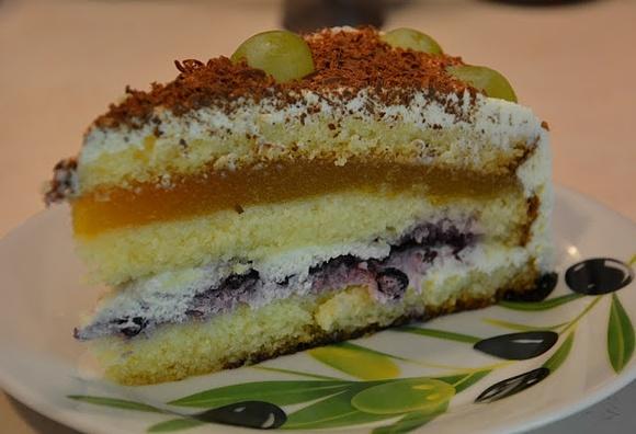 Bezglutenowy tort z masą z mascarpone i galaretką jabłkową
