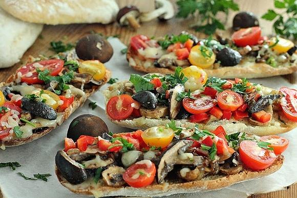 Domowa ciabatta z podgrzybkami i lasem