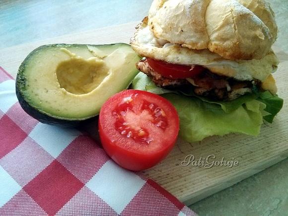 Club sandwich z sadzonym jajkiem i awokado