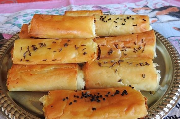 Paszteciki z ciasta filo z serem feta