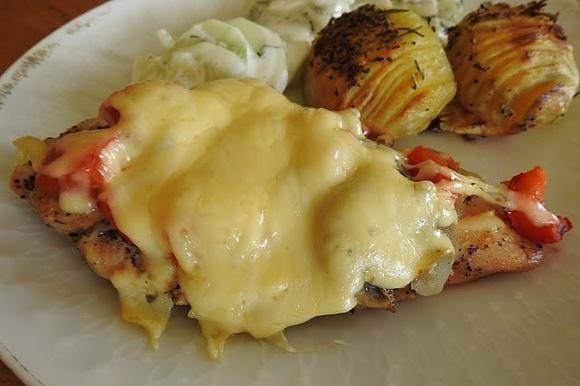 Filet kurczaka z pieczarkami i papryką pod serową pierzynką