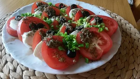 Sałatka Caprese z mozzarellą i pomidorami