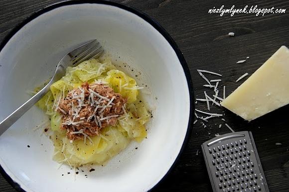Tagliatelle z cukinii z sosem tuńczykowo-pomidorowym
