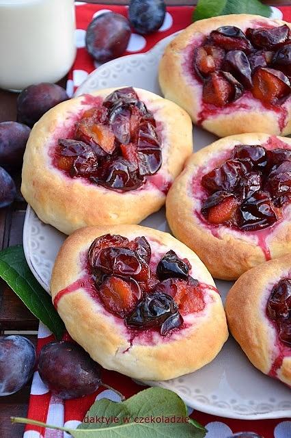 Drożdżówki z karmelizowanymi śliwkami