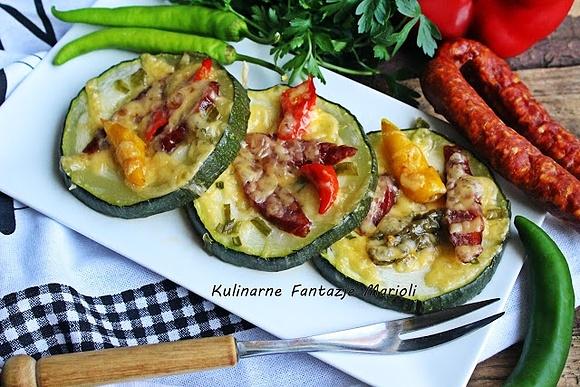 Cukiniowe mini pizze z kiełbaskami i serem