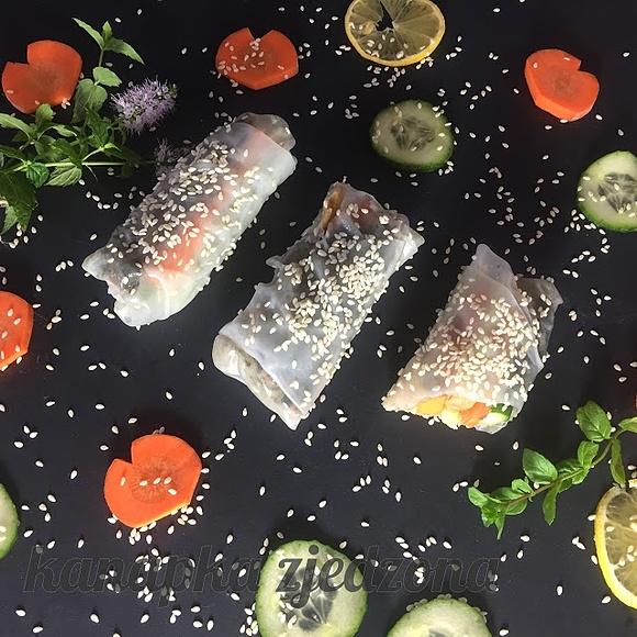 Spring rolls z sosem z czarnego sezamu i mięty