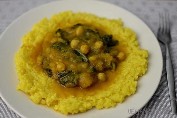 Curry z pieczonej dyni z jarmużem