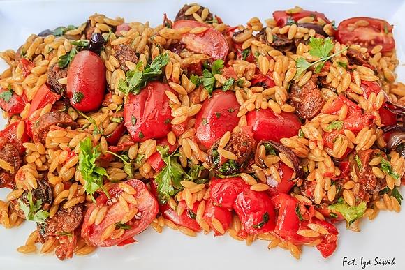 Sałatka z makaronem orzo, papryką i kiełbasą chorizo