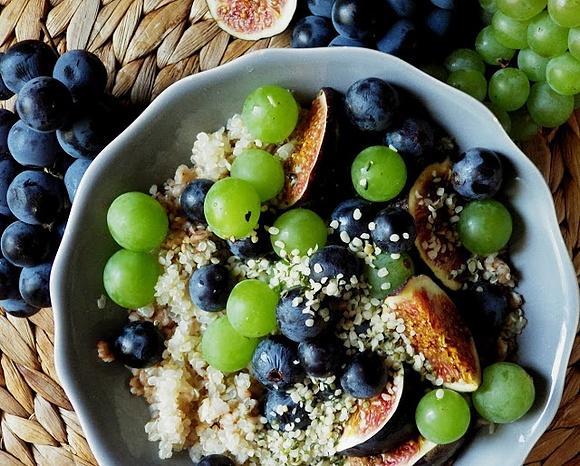 Śniadaniowa quinoa z winogronami i figami