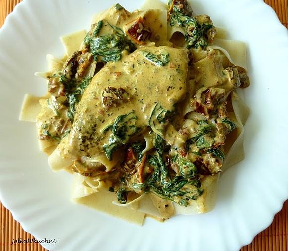 Kurczak w sosie z suszonych pomidorów i szpinaku na pappardelle