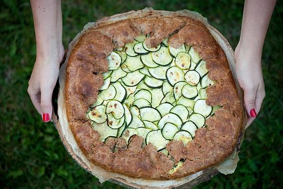 Orzechowa tarta z cukinią i serami – przepis na pyszną tartę sezonową