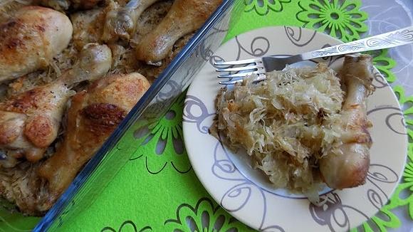 Podudzia z kurczaka w kapuście kiszonej zapiekane